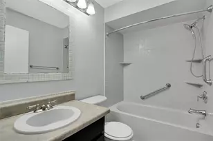 15217 W Pond Woods Dr, Tampa, FL 33618 - Photo 31
