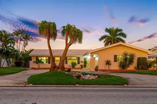 530 79th St S, Saint Petersburg, FL 33707 - Photo 1