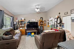 9406 N Hartts Dr, Tampa, FL 33617 - Photo 35