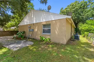 9406 N Hartts Dr, Tampa, FL 33617 - Photo 7