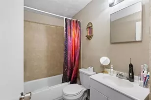 9406 N Hartts Dr, Tampa, FL 33617 - Photo 37