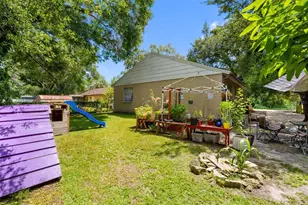 9406 N Hartts Dr, Tampa, FL 33617 - Photo 11