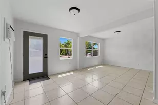 3030 1/2 5th St N, Saint Petersburg, FL 33704 - Photo 1