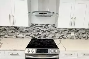 1557 Robinson Dr N, Saint Petersburg, FL 33710 - Photo 9