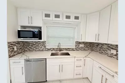 1557 Robinson Drive N, Saint Petersburg, FL 33710 - Photo 7