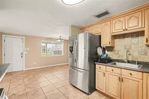 805 W College Ave, Ruskin, FL 33570 - Photo 17