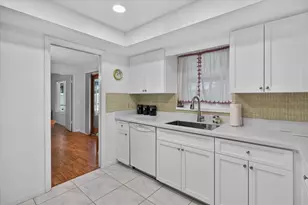 13497 Oval Dr E, Largo, FL 33774 - Photo 5