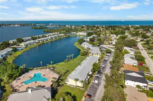 111 Sea Horse Dr SE, Saint Petersburg, FL 33705 - Photo 9