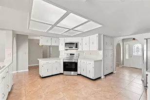 527 Wayfarer Dr, Tarpon Springs, FL 34689 - Photo 5