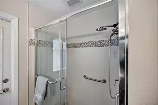 495 St Tropez Cir NE, Saint Petersburg, FL 33703 - Photo 17