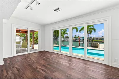 7852 Causeway Boulevard S, Saint Petersburg, FL 33707 - Photo 15