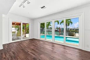 7852 Causeway Blvd S, Saint Petersburg, FL 33707 - Photo 15