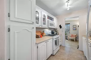 5217 81st St N, Saint Petersburg, FL 33709 - Photo 9