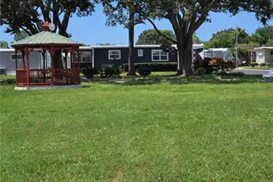 10346 S Lake Dr, Largo, FL 33773 - Photo 9