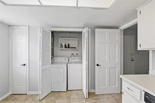 10342 Carrollwood Ln, Tampa, FL 33618 - Photo 11