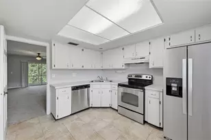 10342 Carrollwood Ln, Tampa, FL 33618 - Photo 9
