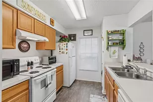 4009 Dolphin Dr, Tampa, FL 33617 - Photo 9