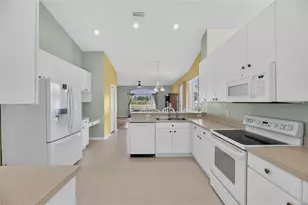 10303 Tarragon Dr, Riverview, FL 33569 - Photo 11