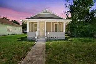 1140 10th Ave S, Saint Petersburg, FL 33705 - Photo 1
