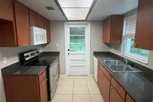 11510 Valencia Dr, Seffner, FL 33584 - Photo 3