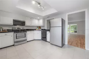 10391 Carrollwood Ln, Tampa, FL 33618 - Photo 11