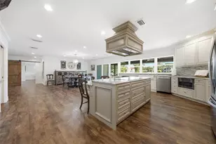 10715 Carrollwood Dr, Tampa, FL 33618 - Photo 11