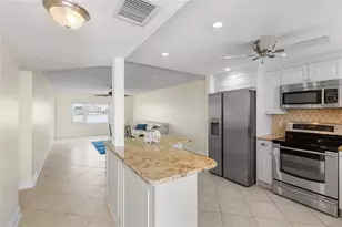 4775 Cove Cir, Saint Petersburg, FL 33708 - Photo 3