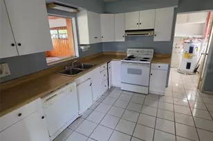 1028 Sunshine Dr E, Lakeland, FL 33801 - Photo 9
