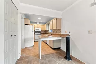 2202 Highclere Cir, Sun City Center, FL 33573 - Photo 9