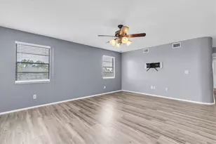 8198 Terrace Garden Dr, Saint Petersburg, FL 33709 - Photo 15