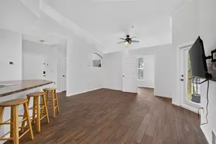 10103 Courtney Oaks Cir, Tampa, FL 33619 - Photo 7