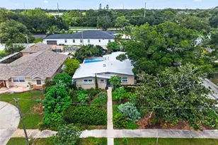 6677 Poinsettia Ave S, Saint Petersburg, FL 33707 - Photo 47