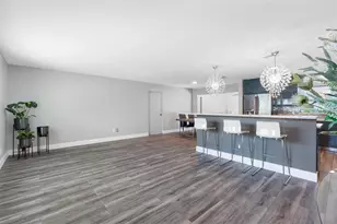 439 Capri Way NE, Saint Petersburg, FL 33704 - Photo 3