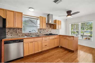 1010 45th Street N, Saint Petersburg, FL 33713 - Photo 9