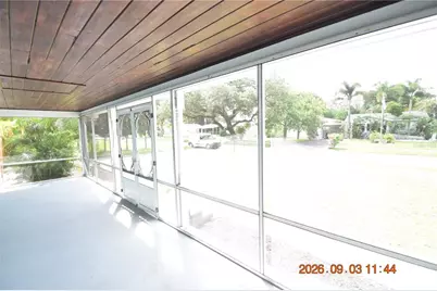 906 7th Avenue SW #Right, Largo, FL 33770 - Photo 5
