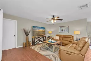 207 Amesbury Cir, Sun City Center, FL 33573 - Photo 9