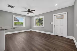 1020 49th St S, Saint Petersburg, FL 33707 - Photo 5