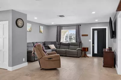 1689 Pennsylvania Avenue NE, Saint Petersburg, FL 33703 - Photo 5