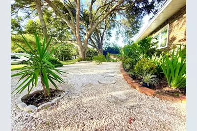 1557 Robinson Drive N, Saint Petersburg, FL 33710 - Photo 3