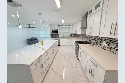1557 Robinson Drive N, Saint Petersburg, FL 33710 - Photo 9
