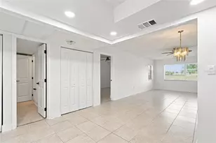 4650 Cove Cir, Saint Petersburg, FL 33708 - Photo 9