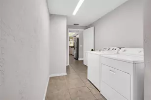 9723 Tiffany Oaks Ln, Tampa, FL 33612 - Photo 27