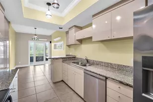 9723 Tiffany Oaks Ln, Tampa, FL 33612 - Photo 11