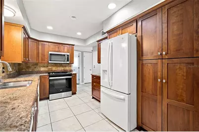 526 S Larry Circle, Brandon, FL 33511 - Photo 9