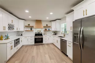 796 Pinewood Dr, Dunedin, FL 34698 - Photo 3