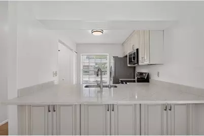 7347 Parkside Villas Drive, Saint Petersburg, FL 33709 - Photo 9