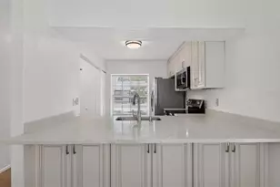 7347 Parkside Villas Dr, Saint Petersburg, FL 33709 - Photo 9