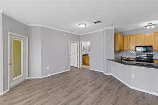 10105 Courtney Oaks Cir, Tampa, FL 33619 - Photo 5