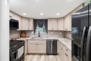 704 Oakgrove Dr, Brandon, FL 33510 - Photo 3