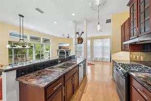 817 Oak Vista Dr, Sarasota, FL 34232 - Photo 9